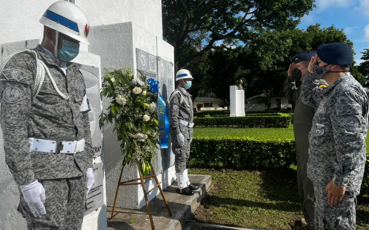 En Puerto Salgar Cundinamarca, su Fuerza Aérea rinde honores a la víctimas del conflicto armado en Colombia 