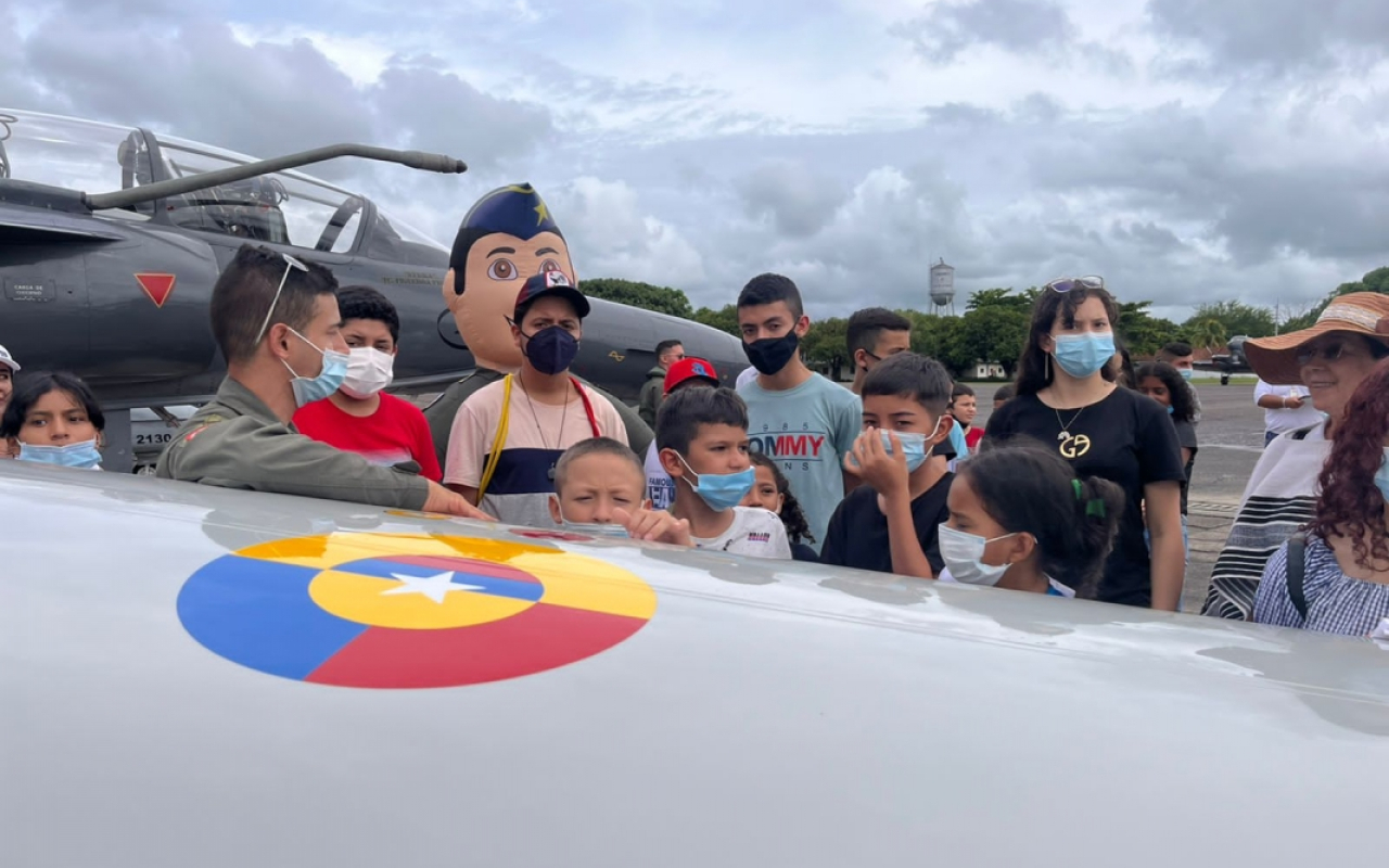 Niños de La Dorada, conocen capacidades de su Fuerza Aérea Colombiana a través del programa ´Así se va a las Estrellas´