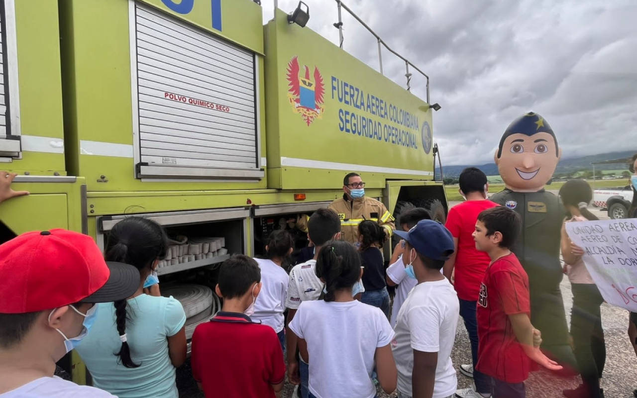 Niños de La Dorada, conocen capacidades de su Fuerza Aérea Colombiana a través del programa ´Así se va a las Estrellas´
