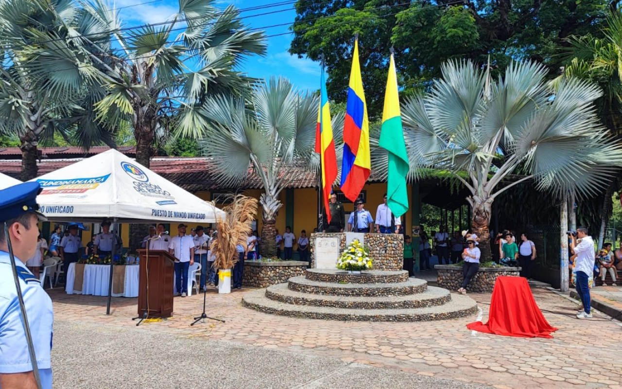 Las calles de Puerto Salgar y la Dorada se engalanan para celebrar los 212 años de independencia por parte de la Fuerza Aérea Colombiana