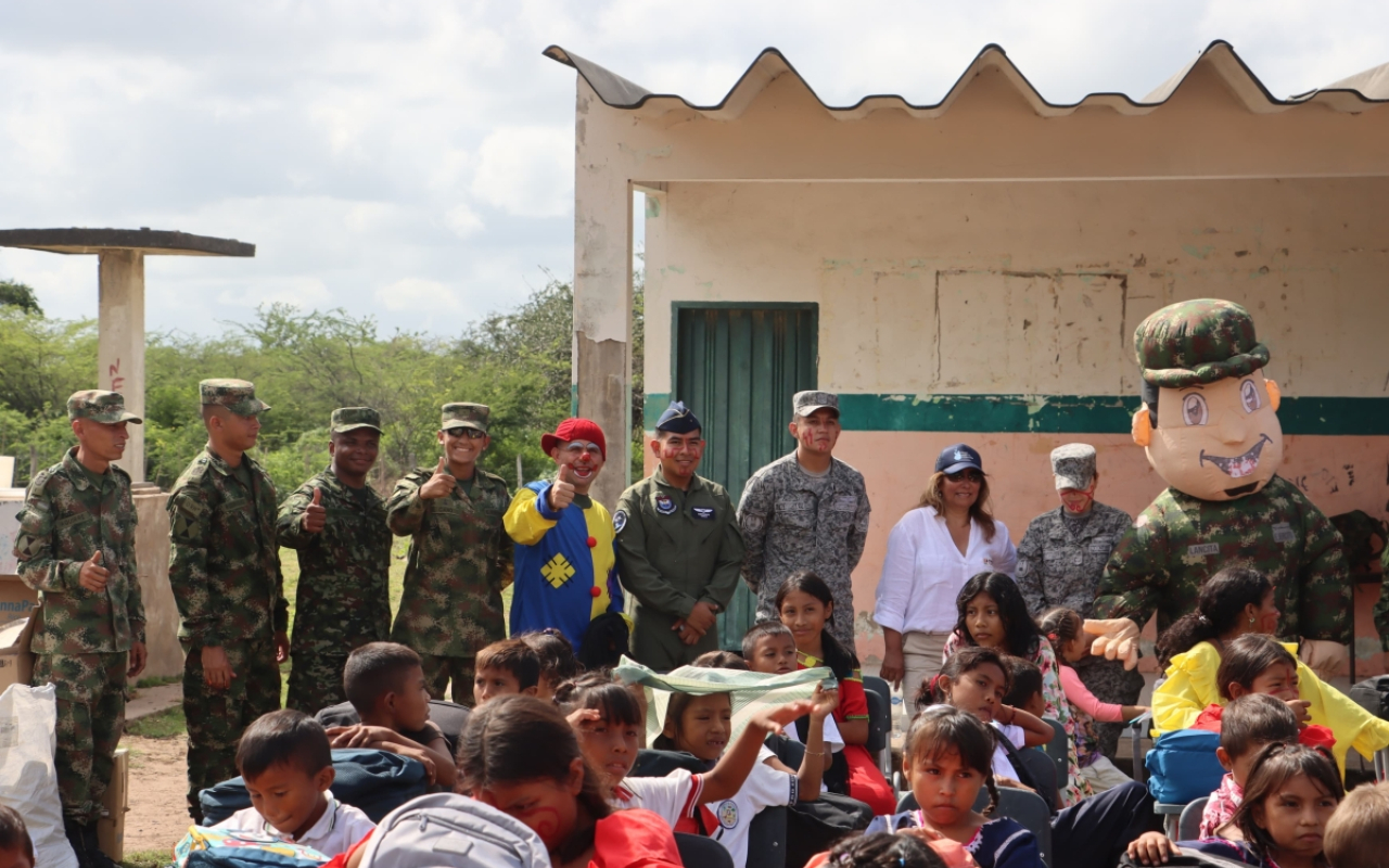 Pupitres y kits escolares llegaron a la Guajira en aeronave de la Fuerza Aeroespacial Colombiana