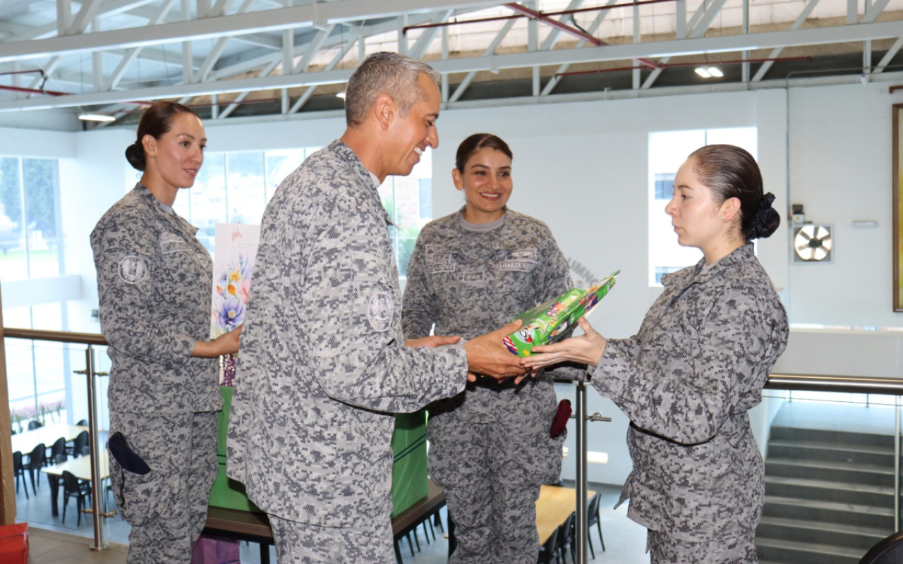 Primeras mujeres que se preparan para el servicio militar, celebraron la navidad