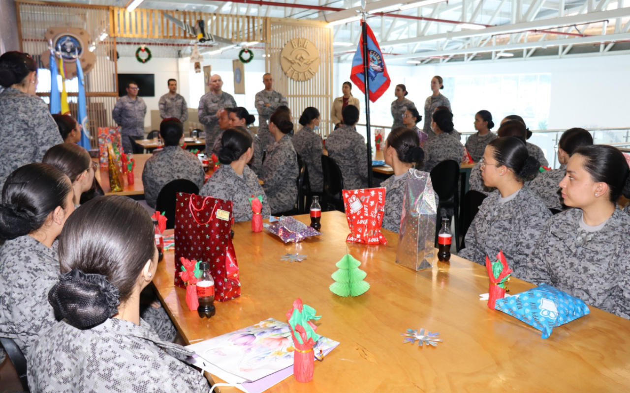 Primeras mujeres que se preparan para el servicio militar, celebraron la navidad