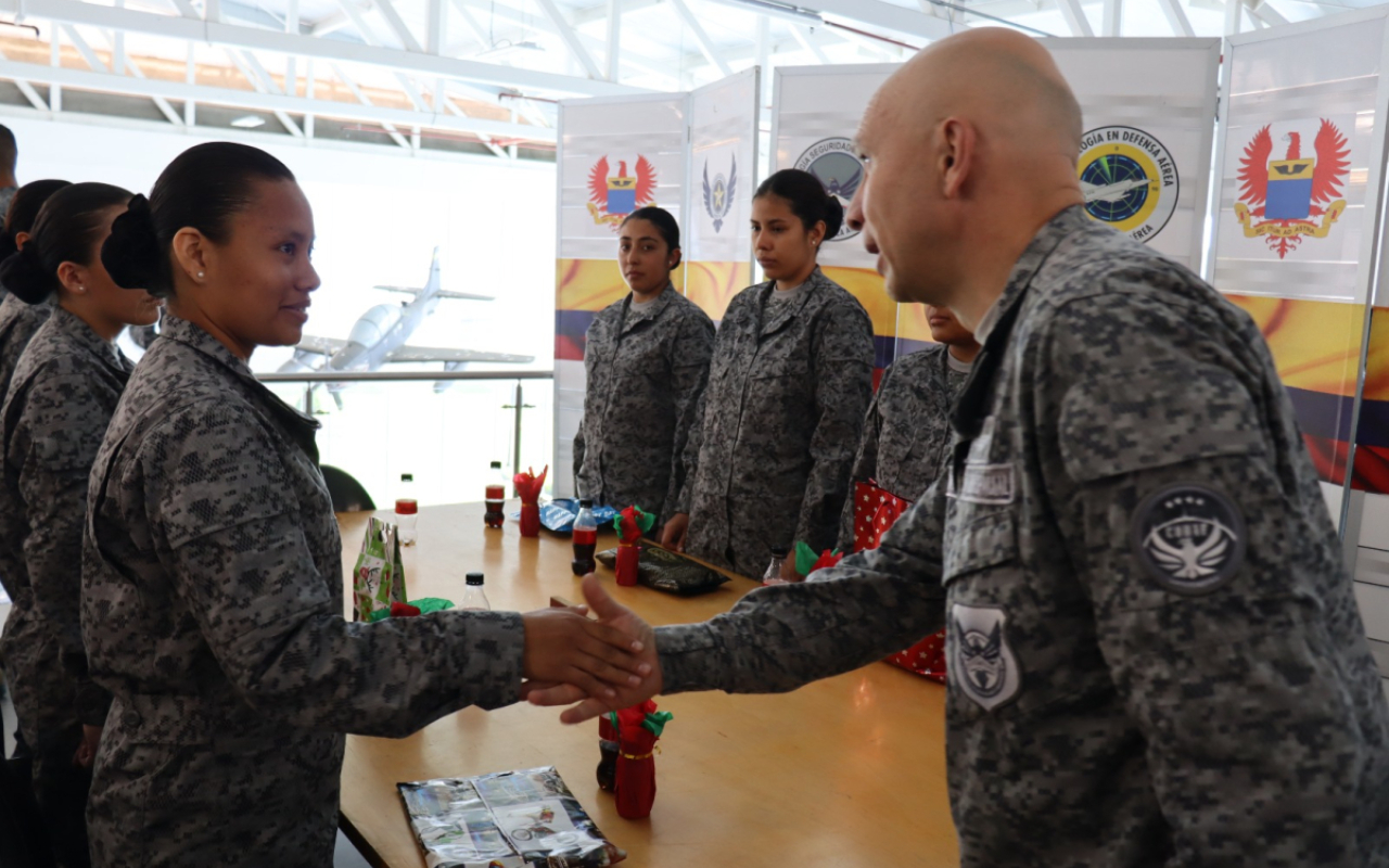 Primeras mujeres que se preparan para el servicio militar, celebraron la navidad