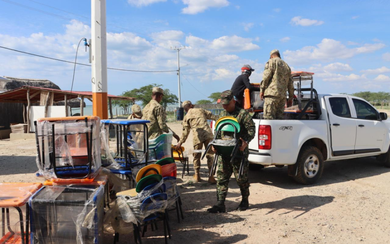 Pupitres escolares fueron entregados a comunidades indígenas en La Guajira