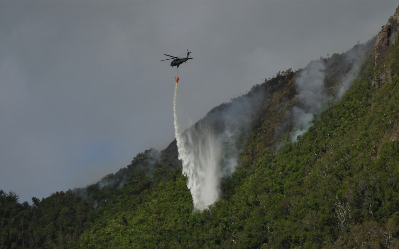 Continúan esfuerzos articulados con la Fuerza Aérea para la extinción de incendio en Providencia