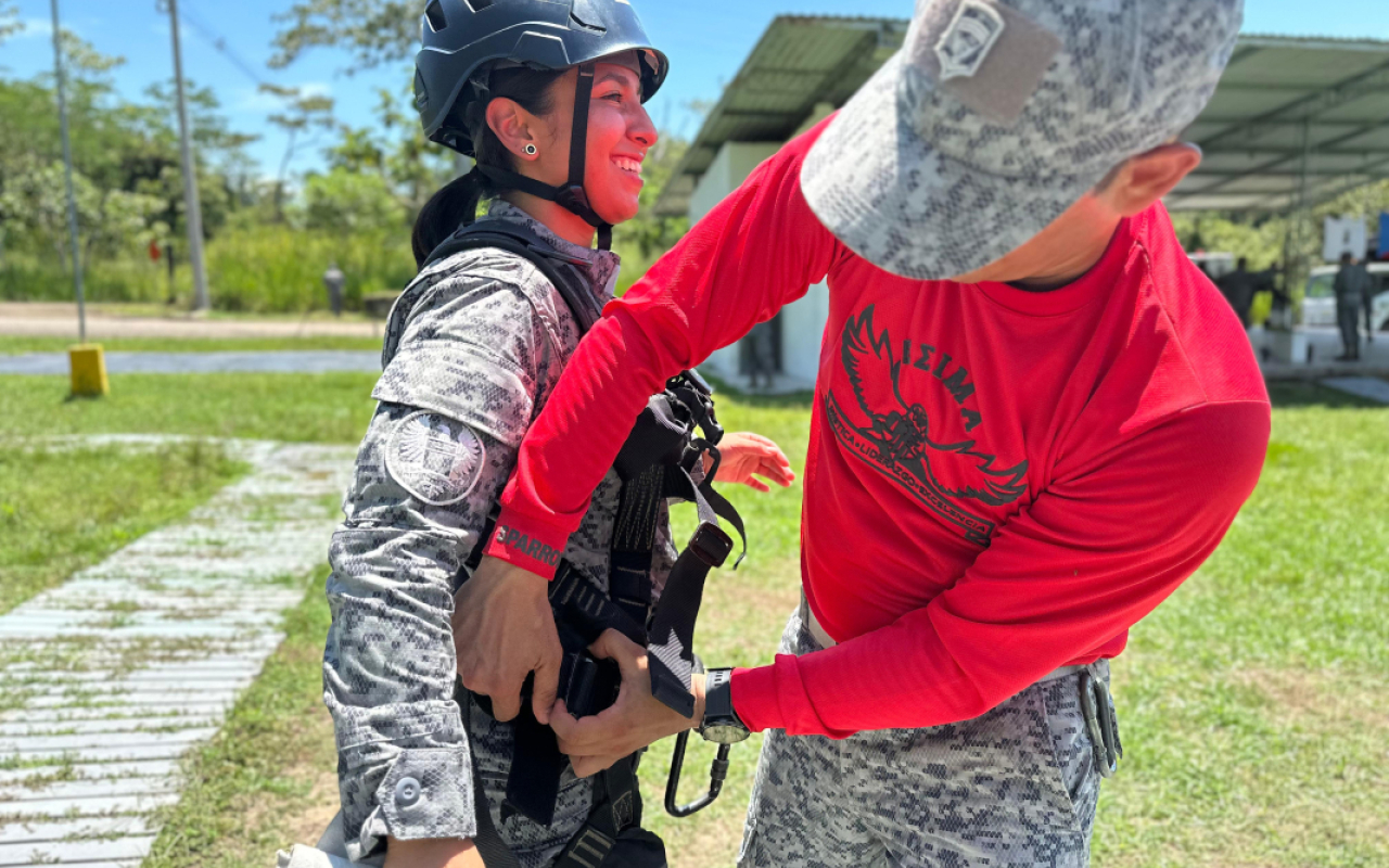 Entrenamiento militar a los futuros Profesionales Oficiales de la Reserva