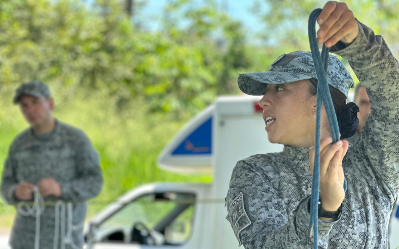 Entrenamiento militar a los futuros Profesionales Oficiales de la Reserva