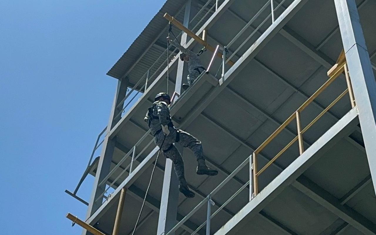Entrenamiento militar a los futuros Profesionales Oficiales de la Reserva