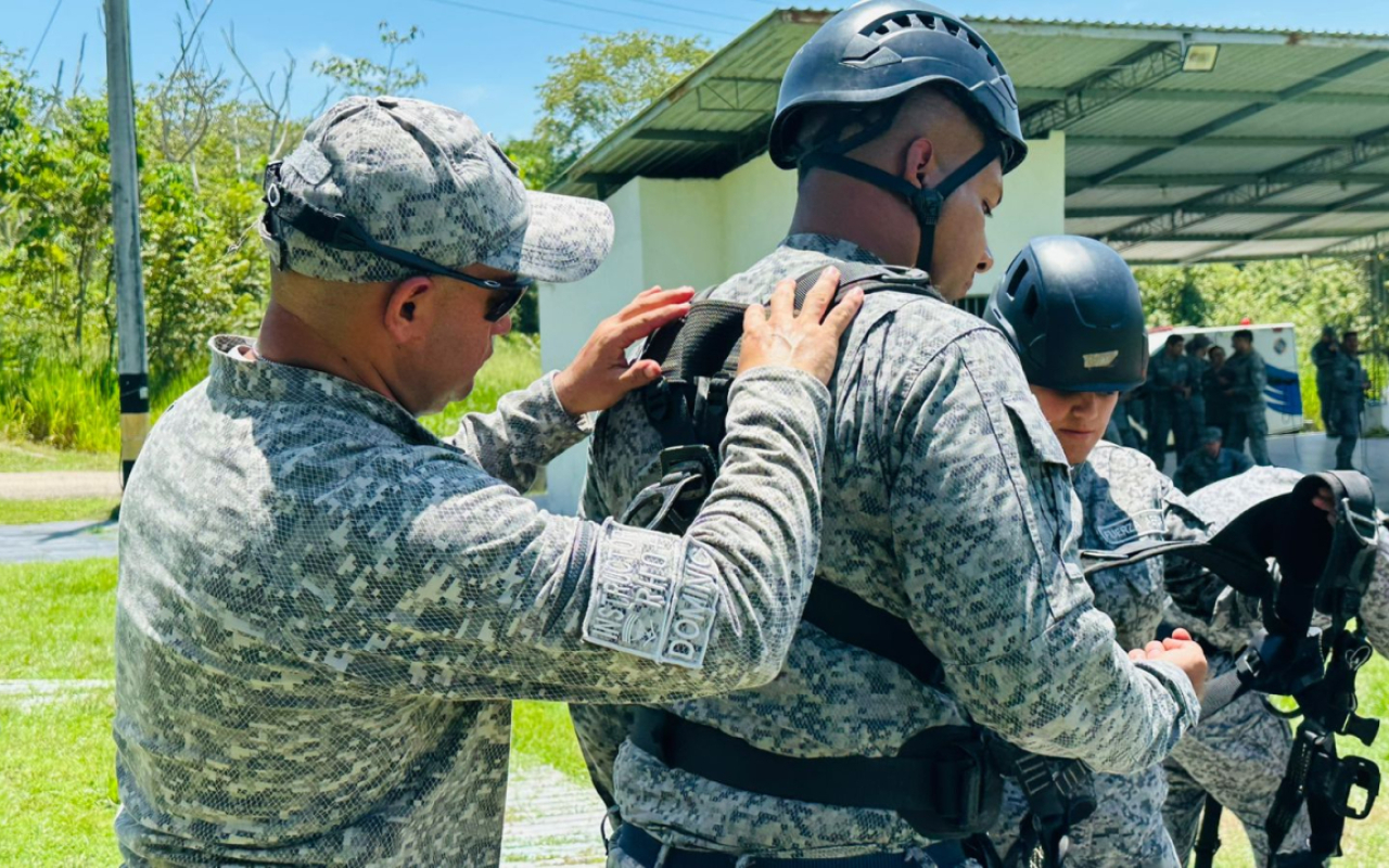 Entrenamiento militar a los futuros Profesionales Oficiales de la Reserva