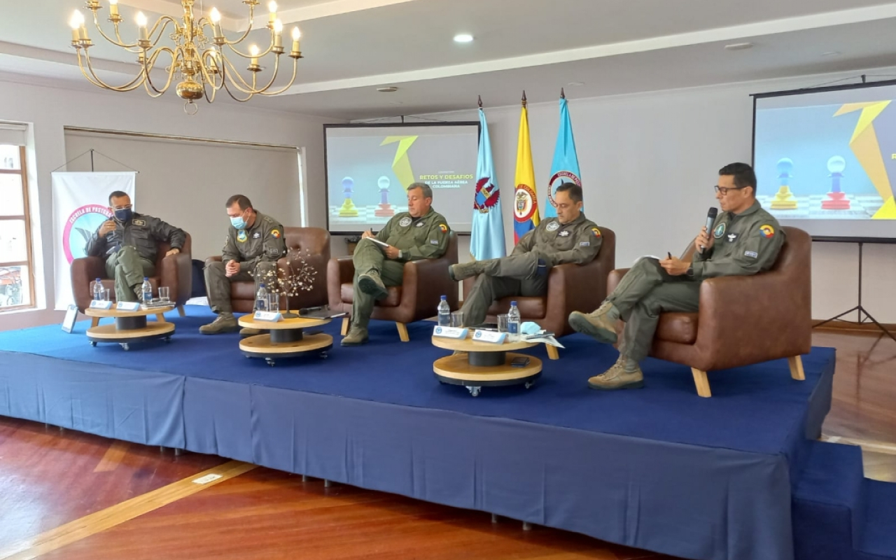 La Escuela de Postgrados adelantó el conversatorio  “Retos y Desafíos de la Fuerza Aérea Colombiana”