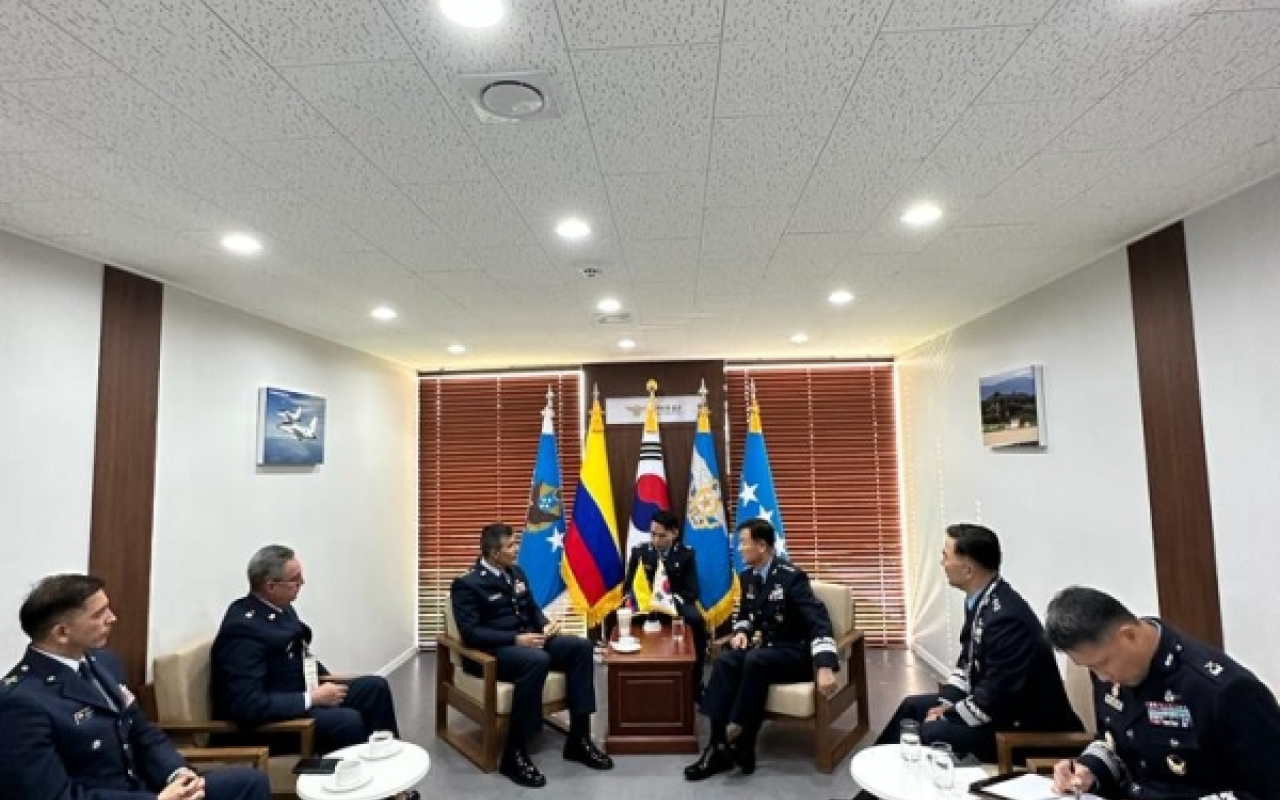 Fuerza Aeroespacial Colombiana fortalece cooperación con la República de Corea