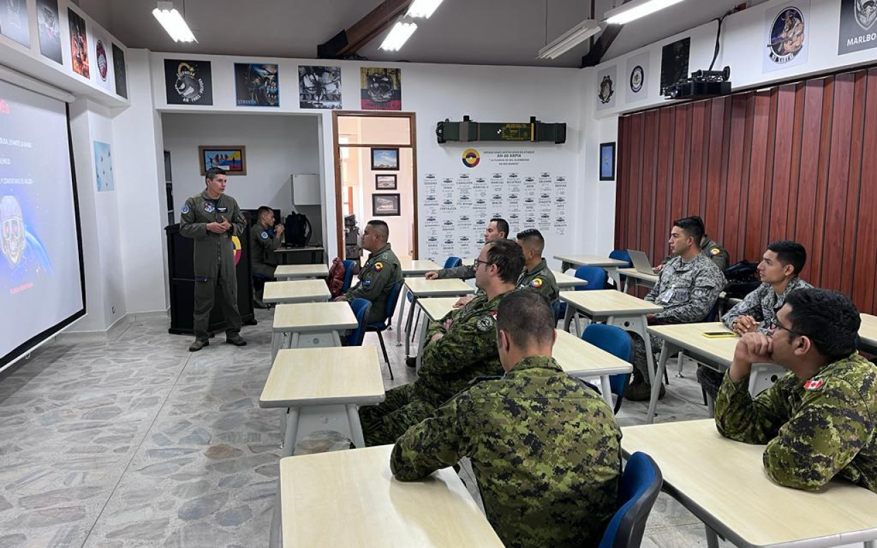 Militares de la Fuerza Real Canadiense conocen las capacidades distintivas del Comando Aéreo de Combate Nº5