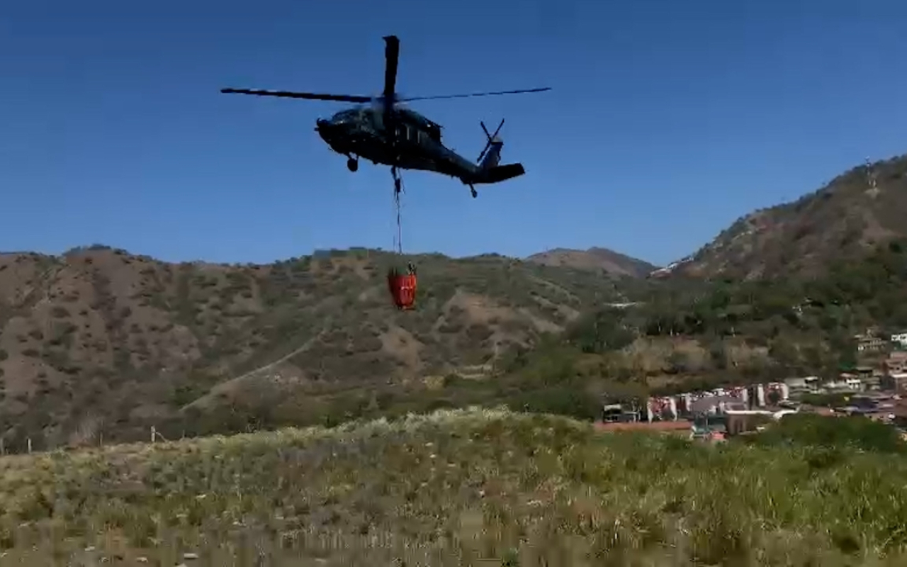 Controlado incendio en el occidente de Antioquia, con un helicóptero de su Fuerza Aérea
