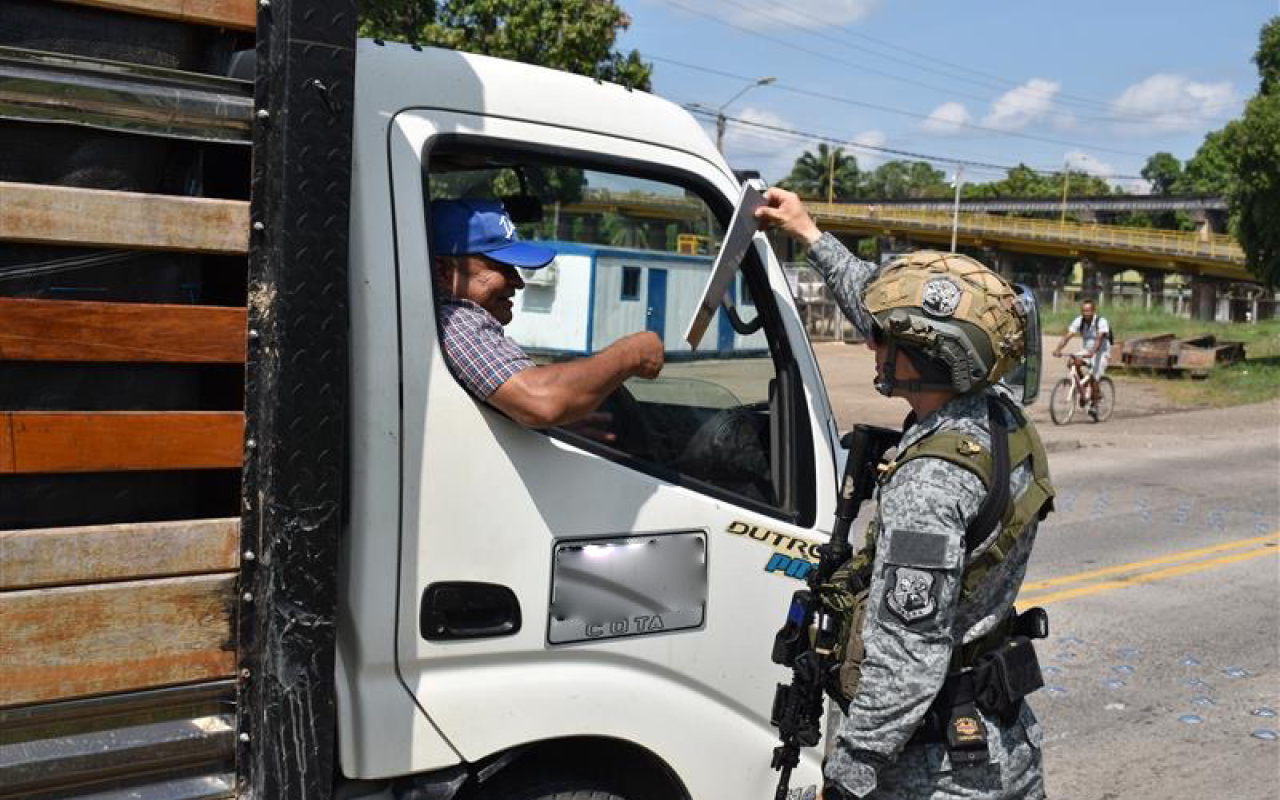 Misiones aéreas y terrestres refuerzan seguridad durante el primer puente festivo 2025