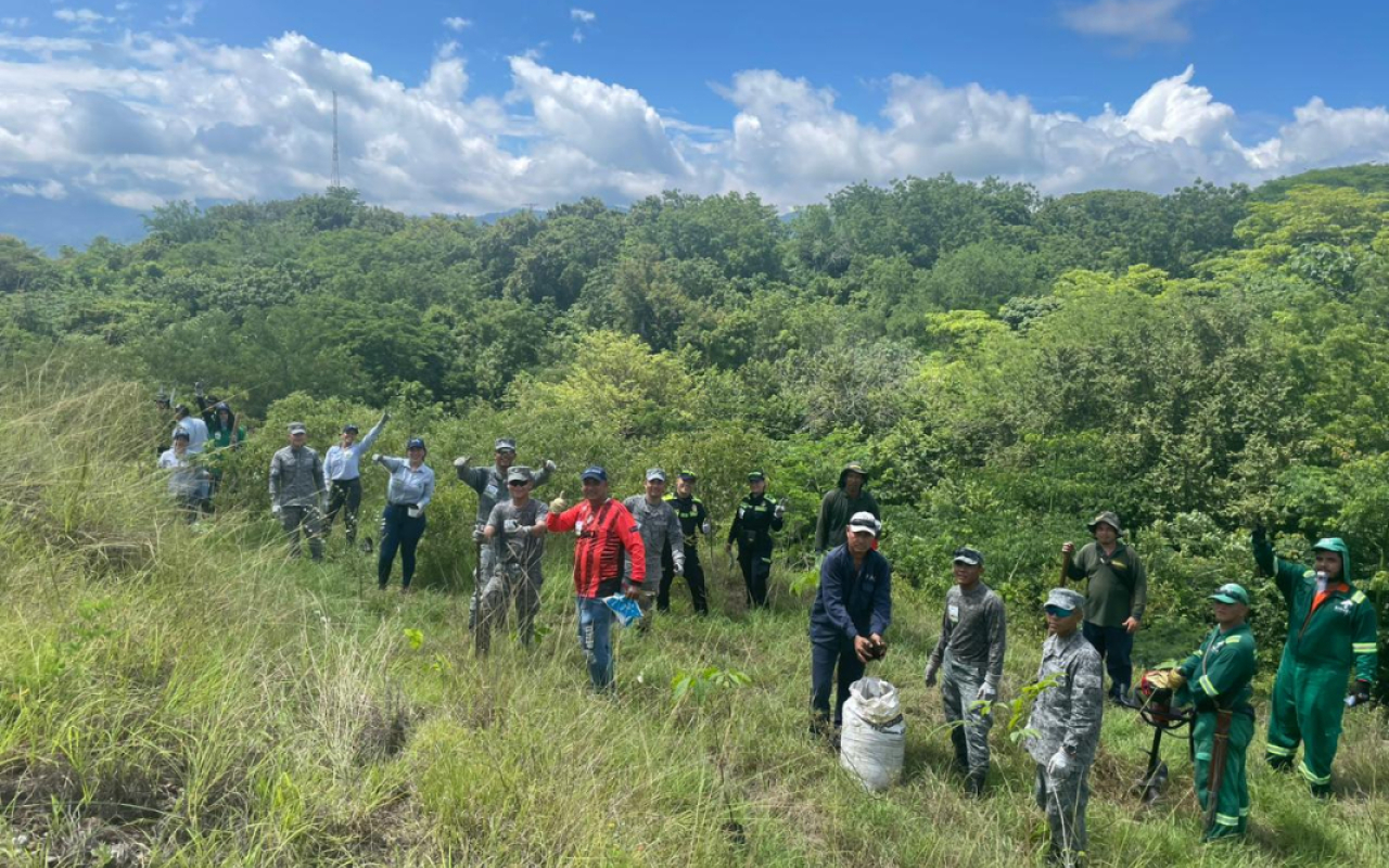 Militares de su Fuerza Aérea Colombiana se unen a ‘Sembratón’ en La Dorada Caldas