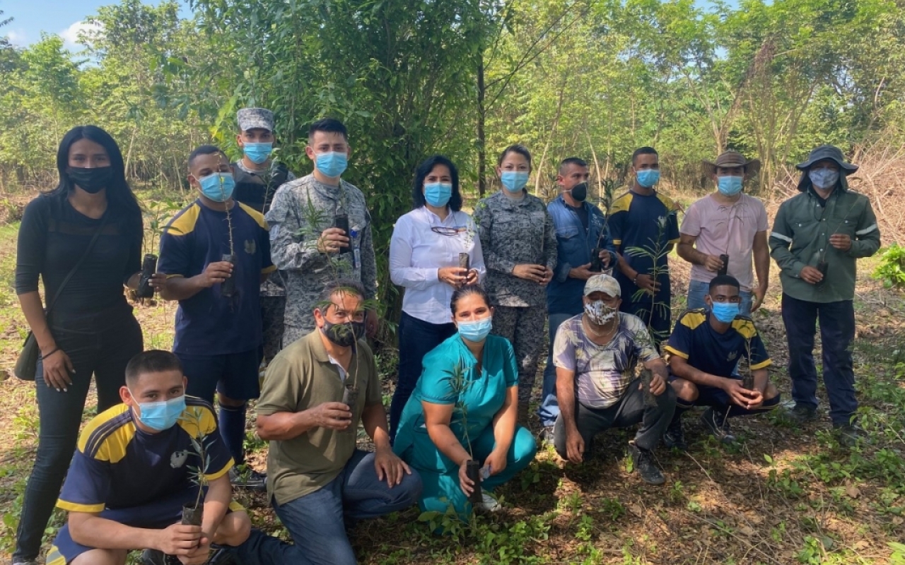  Como parte del compromiso que tiene su Fuerza Aérea Colombiana con el cuidado y preservación del medio ambiente, el Comando Aéreo de Combate No.1, (CACOM-1), participó en una jornada de aseo y reforestación en el municipio de Puerto Salgar, Cundinamarca, sembrando 300 árboles en los humedales del Barrio La Esperanza.  