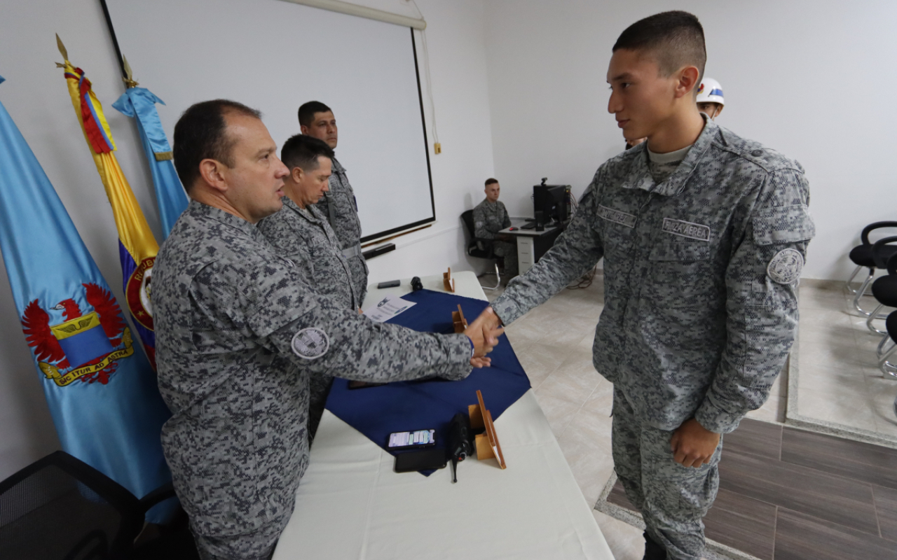 Jóvenes cumplen su servicio militar y regresan orgullosos a casa en navidad 