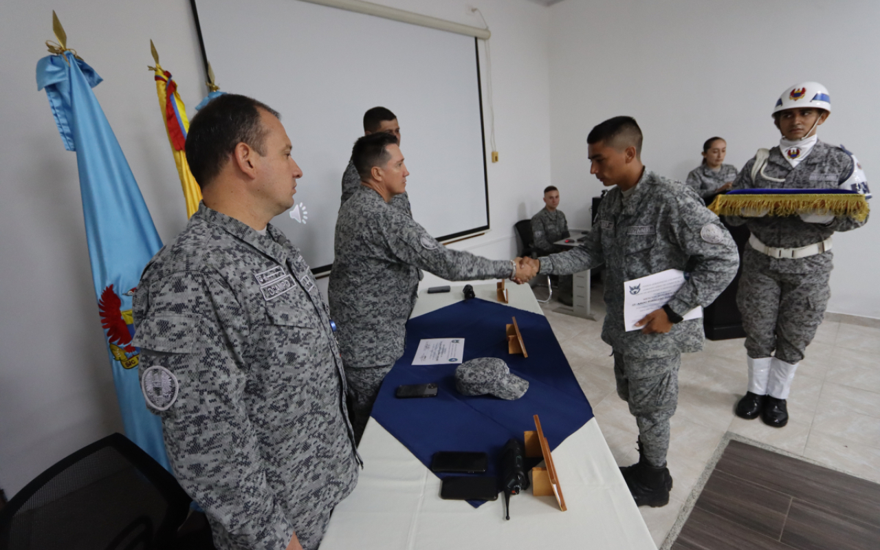 Jóvenes cumplen su servicio militar y regresan orgullosos a casa en navidad 