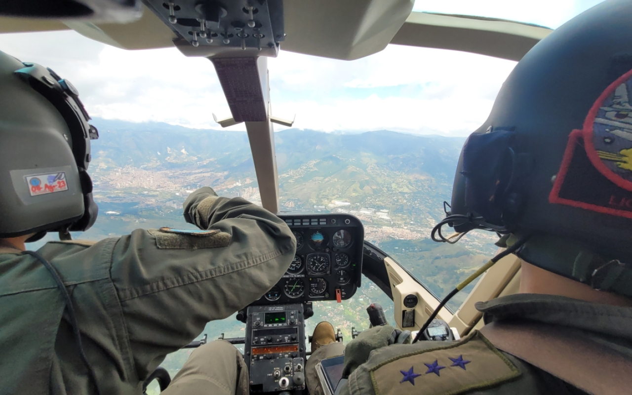 Con sobrevuelos, su Fuerza Aérea monitorea movilizaciones sociales en Antioquia.