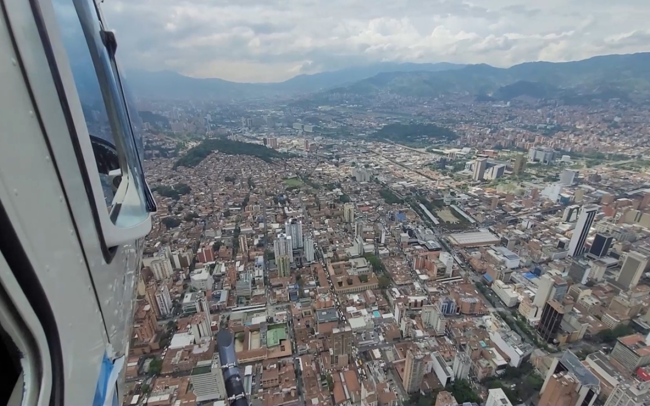 Con sobrevuelos, su Fuerza Aérea monitorea movilizaciones sociales en Antioquia.