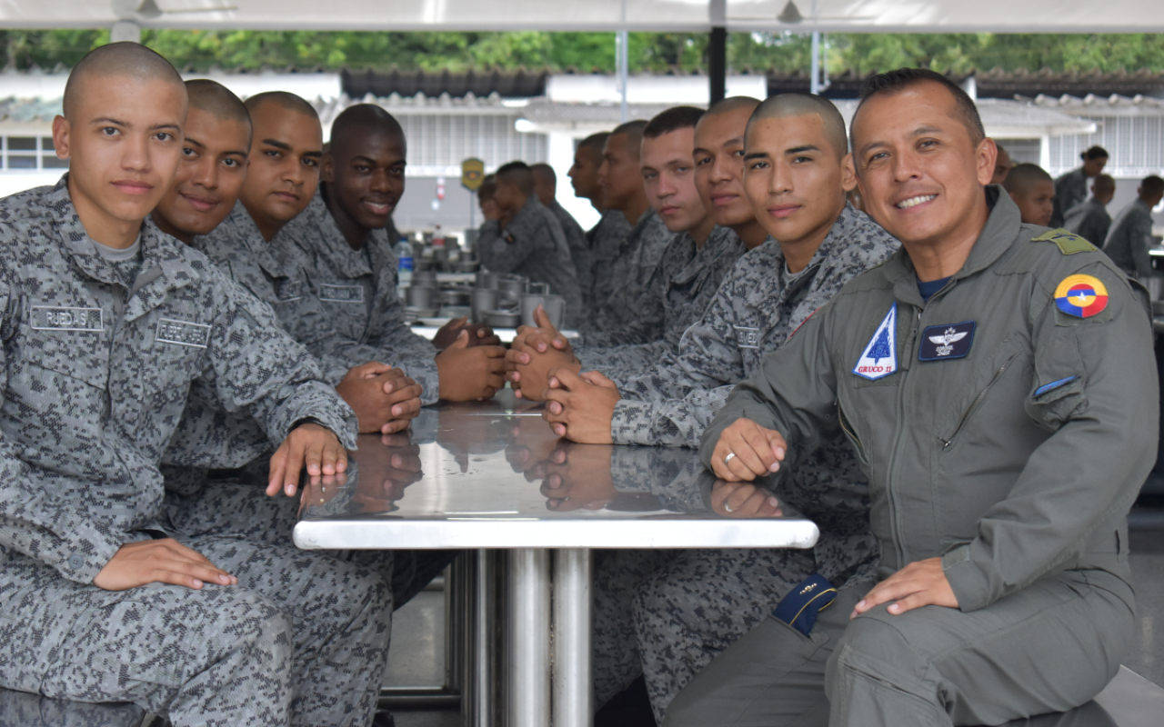 Soldados Profesionales en Puerto Salgar, celebran aniversario 105  de su Fuerza Aeroespacial