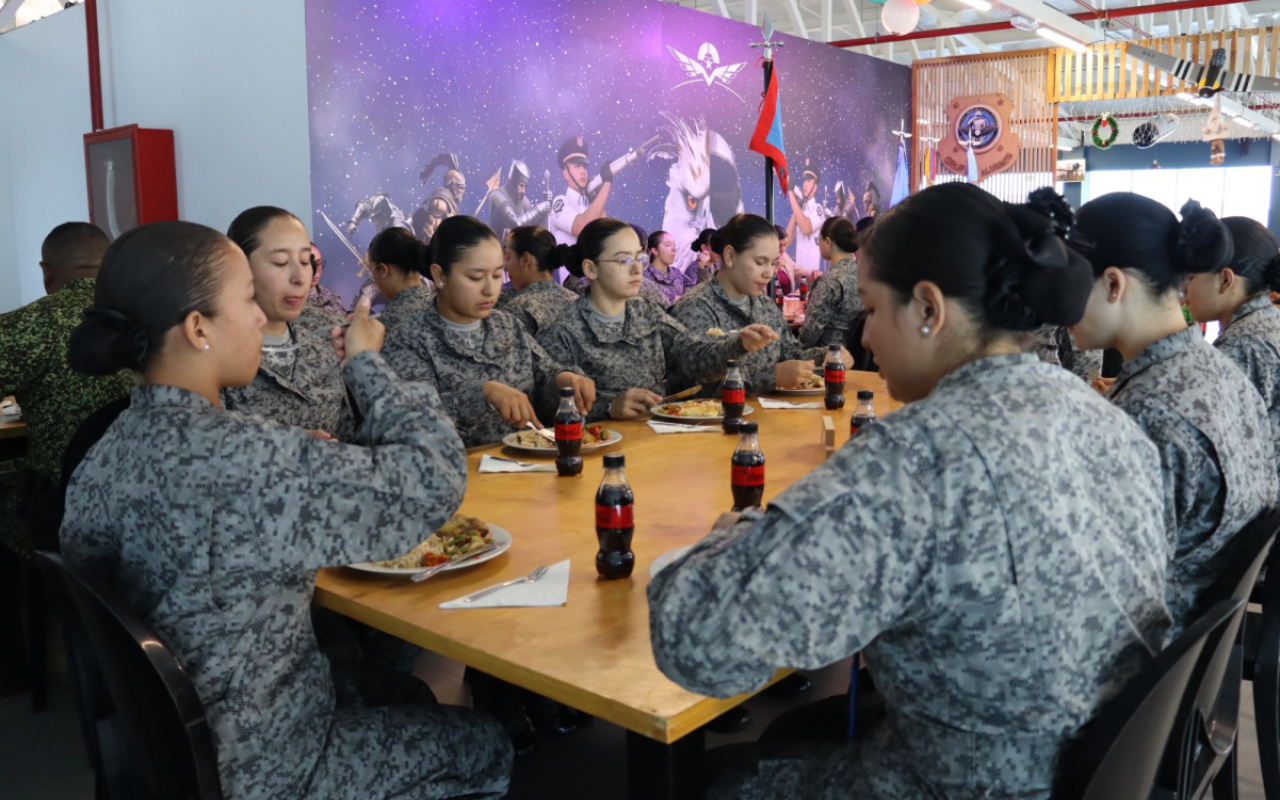 Primeras mujeres que se preparan para prestar el servicio militar en la FAC, celebraron la navidad