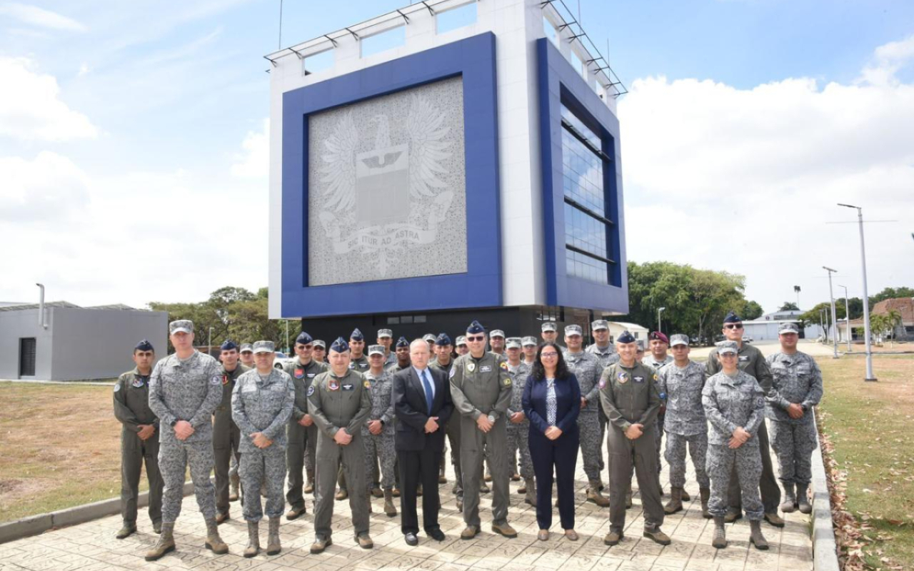 Fuerza Aérea Colombiana a la vanguardia en operaciones espaciales con el curso SPACE 100