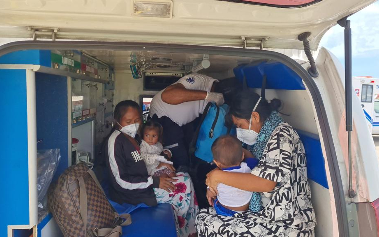 Indígenas Wayuu fueron evacuados por su Fuerza Aeroespacial Colombiana, en La Guajira. 