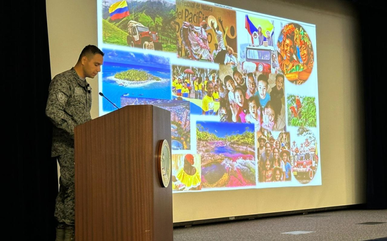 Suboficial colombiano hace historia como el primer hispano destacado en academia estadounidense