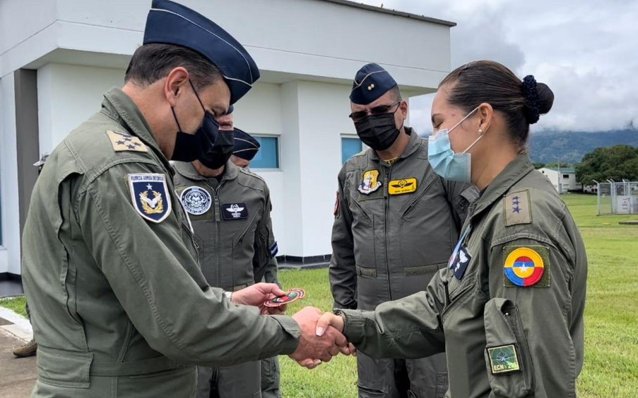 Visita del Comandante en Jefe de la Fuerza Aérea de Chile al Comando Aéreo de Combate No.1
