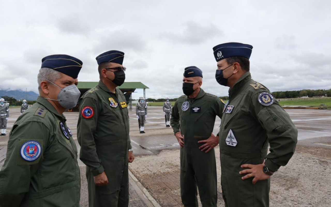 Visita del Comandante en Jefe de la Fuerza Aérea de Chile al Comando Aéreo de Combate No.1