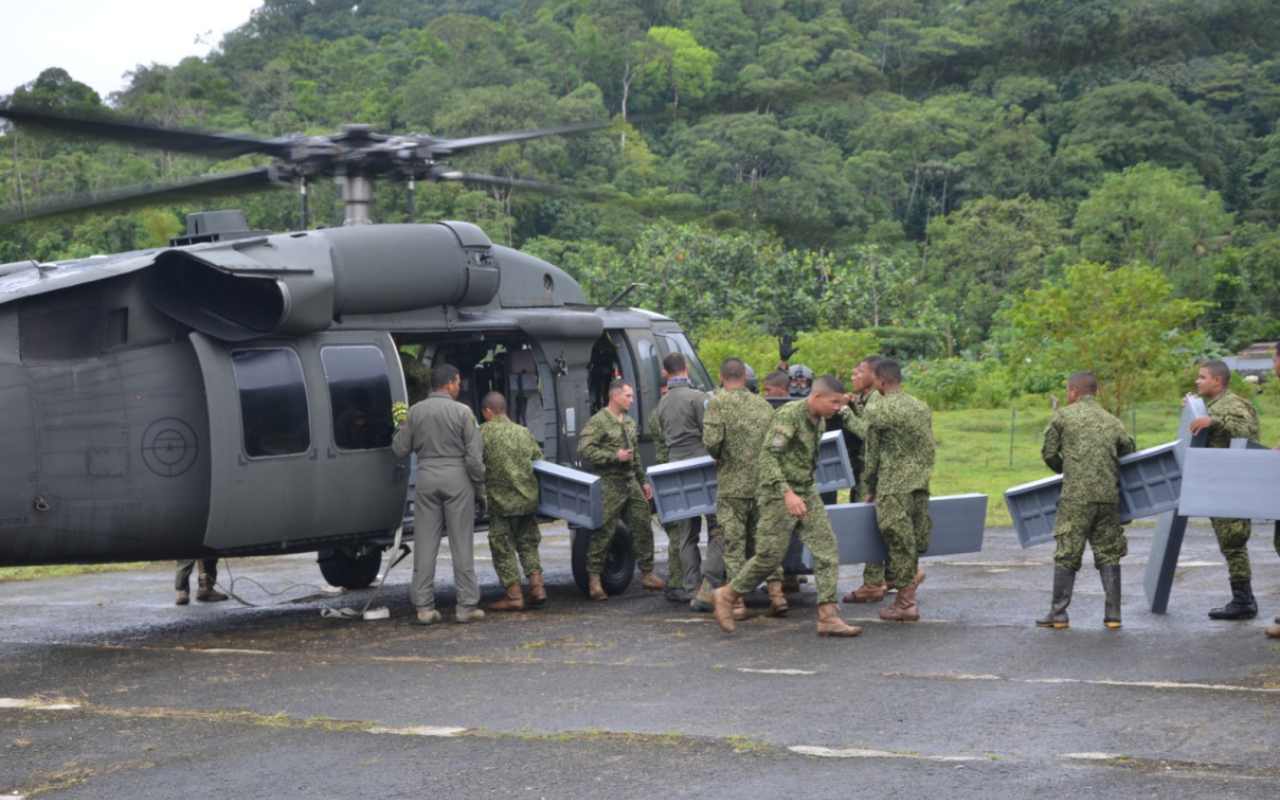 Fuerza Aérea Colombiana transporta elementos vitales para la construcción de alojamiento en Cerro Mecana
