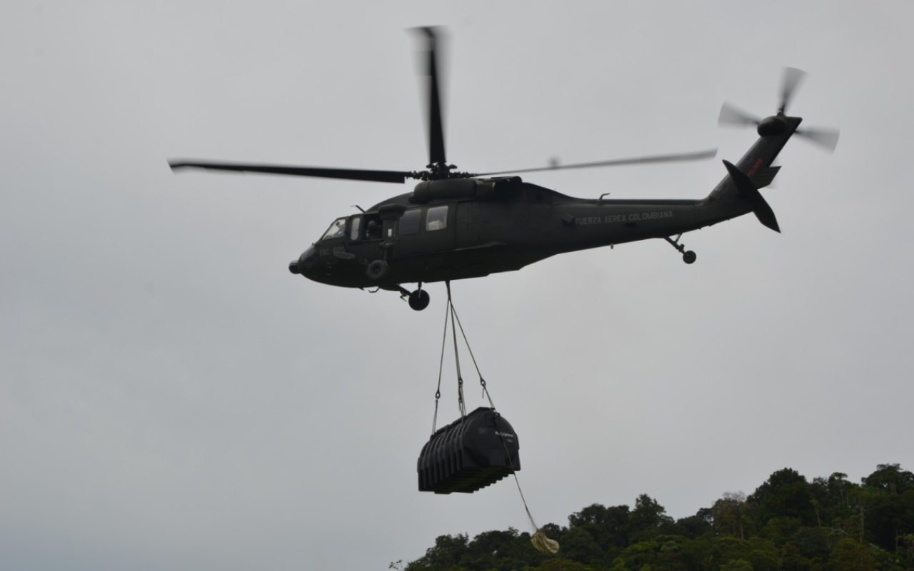 Fuerza Aérea Colombiana transporta elementos vitales para la construcción de alojamiento en Cerro Mecana