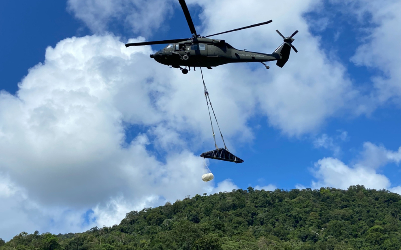 Fuerza Aérea Colombiana transporta elementos vitales para la construcción de alojamiento en Cerro Mecana