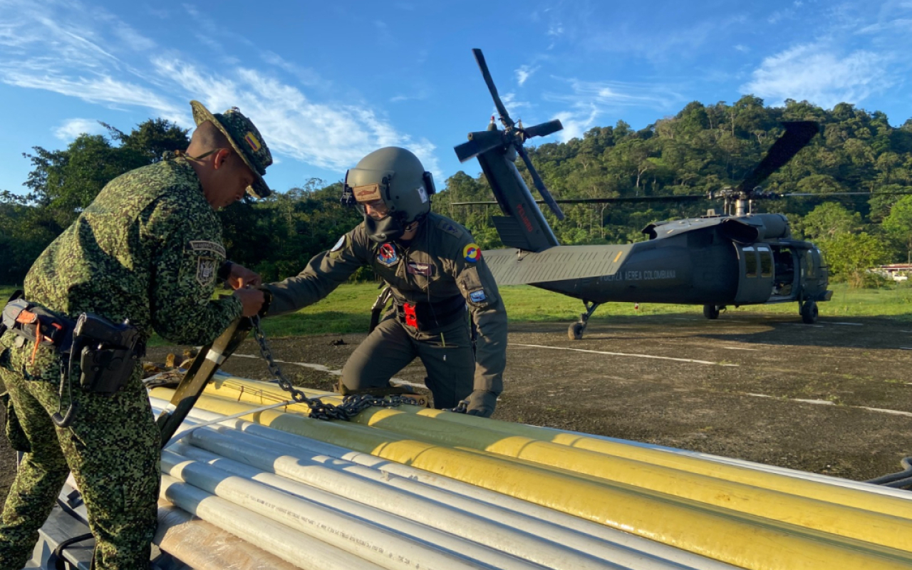 Fuerza Aérea Colombiana transporta elementos vitales para la construcción de alojamiento en Cerro Mecana