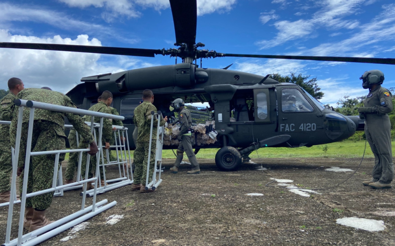 Fuerza Aérea Colombiana transporta elementos vitales para la construcción de alojamiento en Cerro Mecana