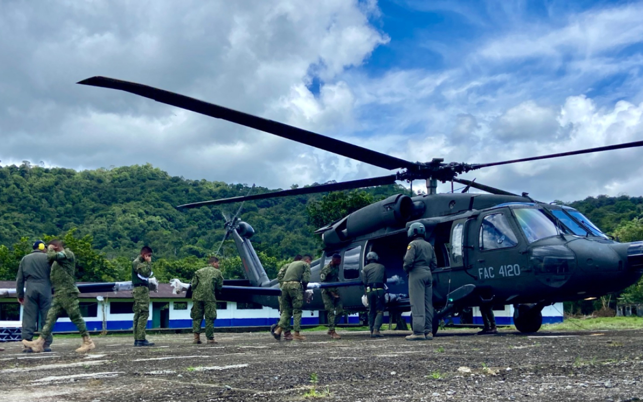 Fuerza Aérea Colombiana transporta elementos vitales para la construcción de alojamiento en Cerro Mecana