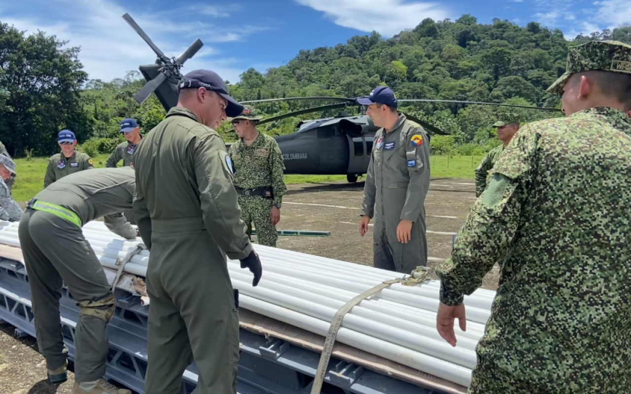 Fuerza Aérea Colombiana transporta elementos vitales para la construcción de alojamiento en Cerro Mecana