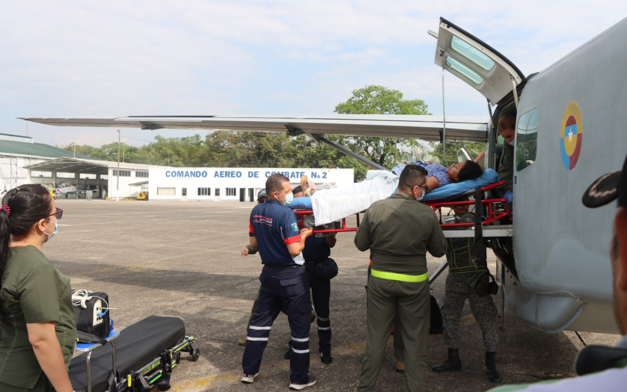 Gestante indígena es trasladada en avión para salvar su vida 