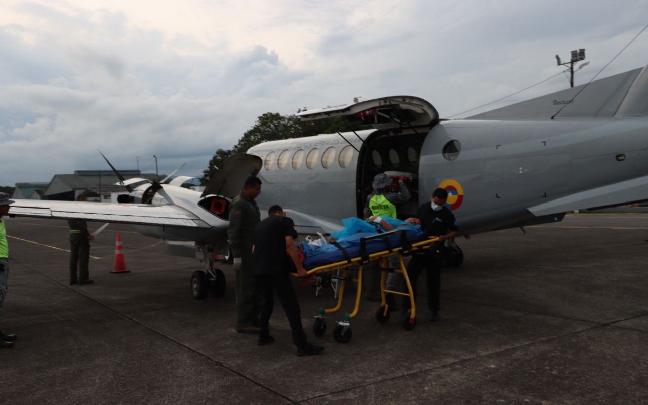 Mujer recibe asistencia médica de la Fuerza Aérea en La Macarena