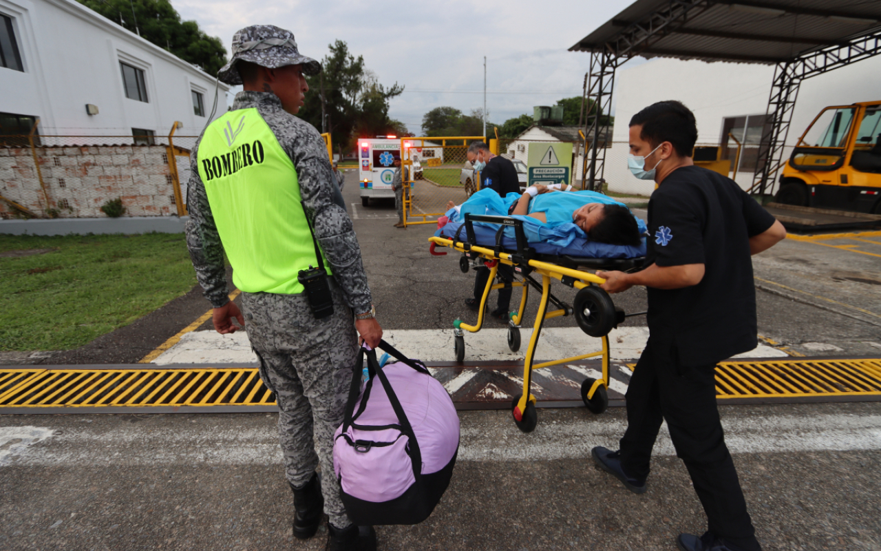 Mujer recibe asistencia médica de la Fuerza Aérea en La Macarena