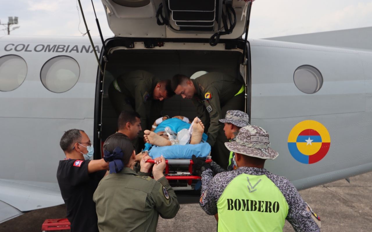 Mujer recibe asistencia médica de la Fuerza Aérea en La Macarena