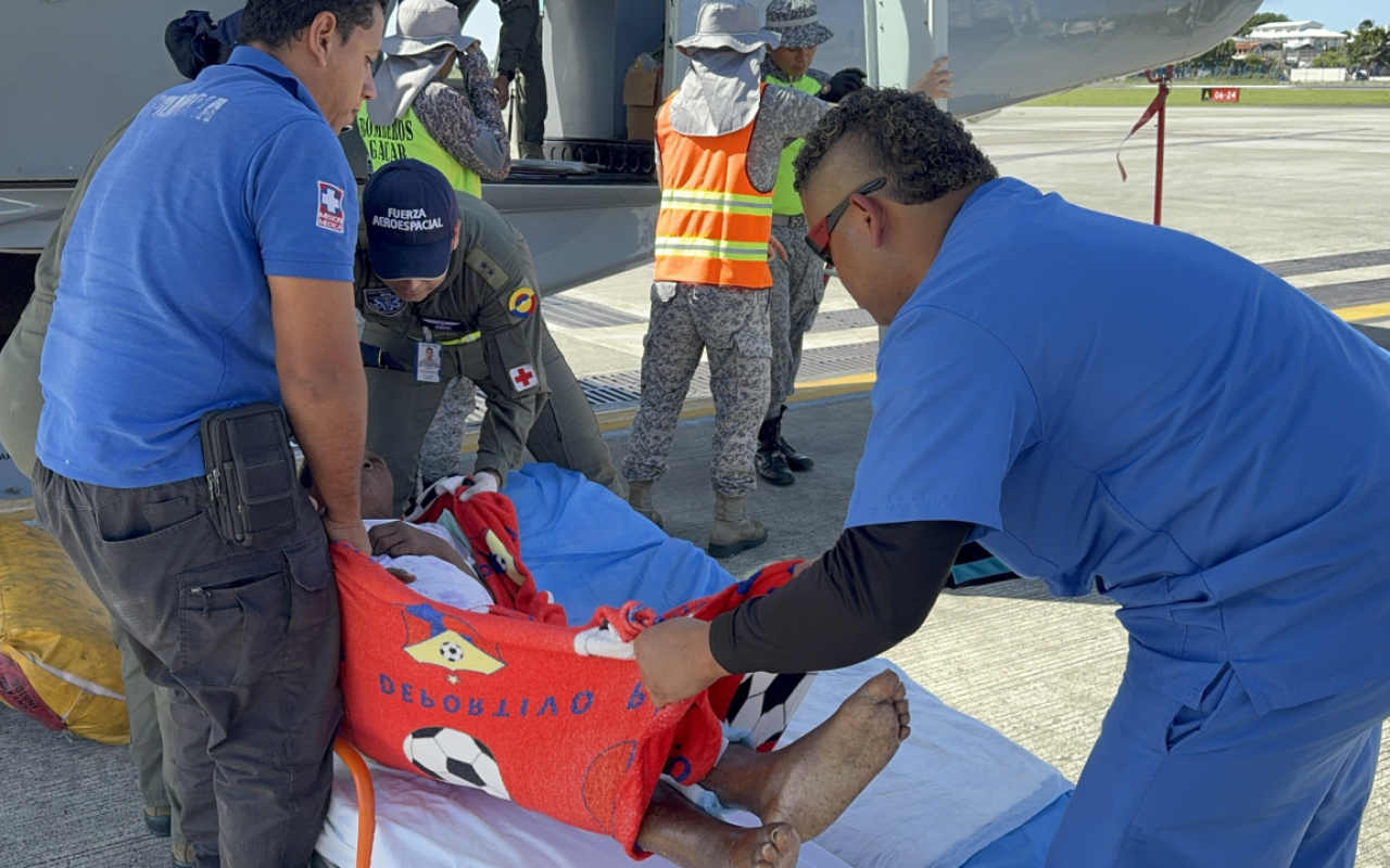 Mujer con complicaciones cardiacas es trasladada en avión medicalizado