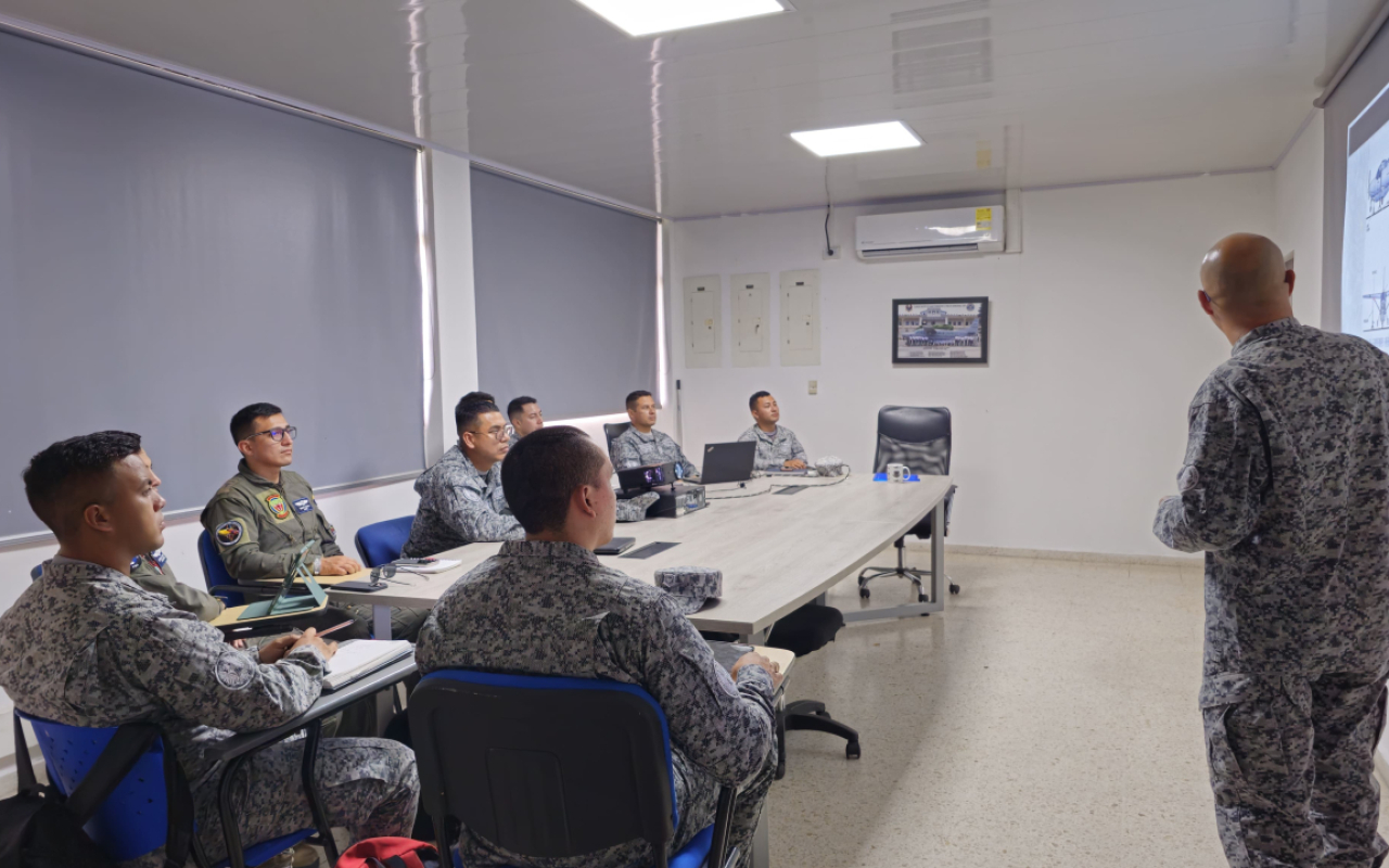 Curso de mantenimiento de la aeronave C-208 Caravan fortalece las capacidades de tripulaciones 