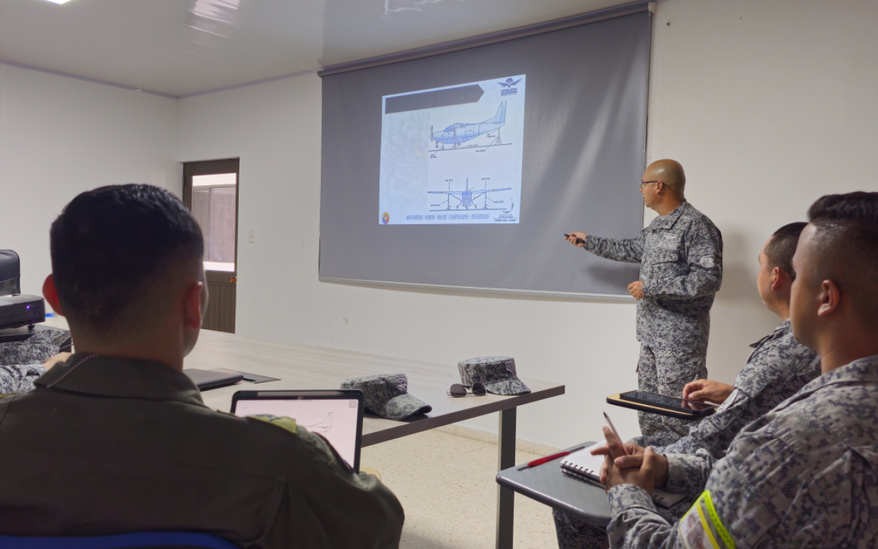 Curso de mantenimiento de la aeronave C-208 Caravan fortalece las capacidades de tripulaciones 