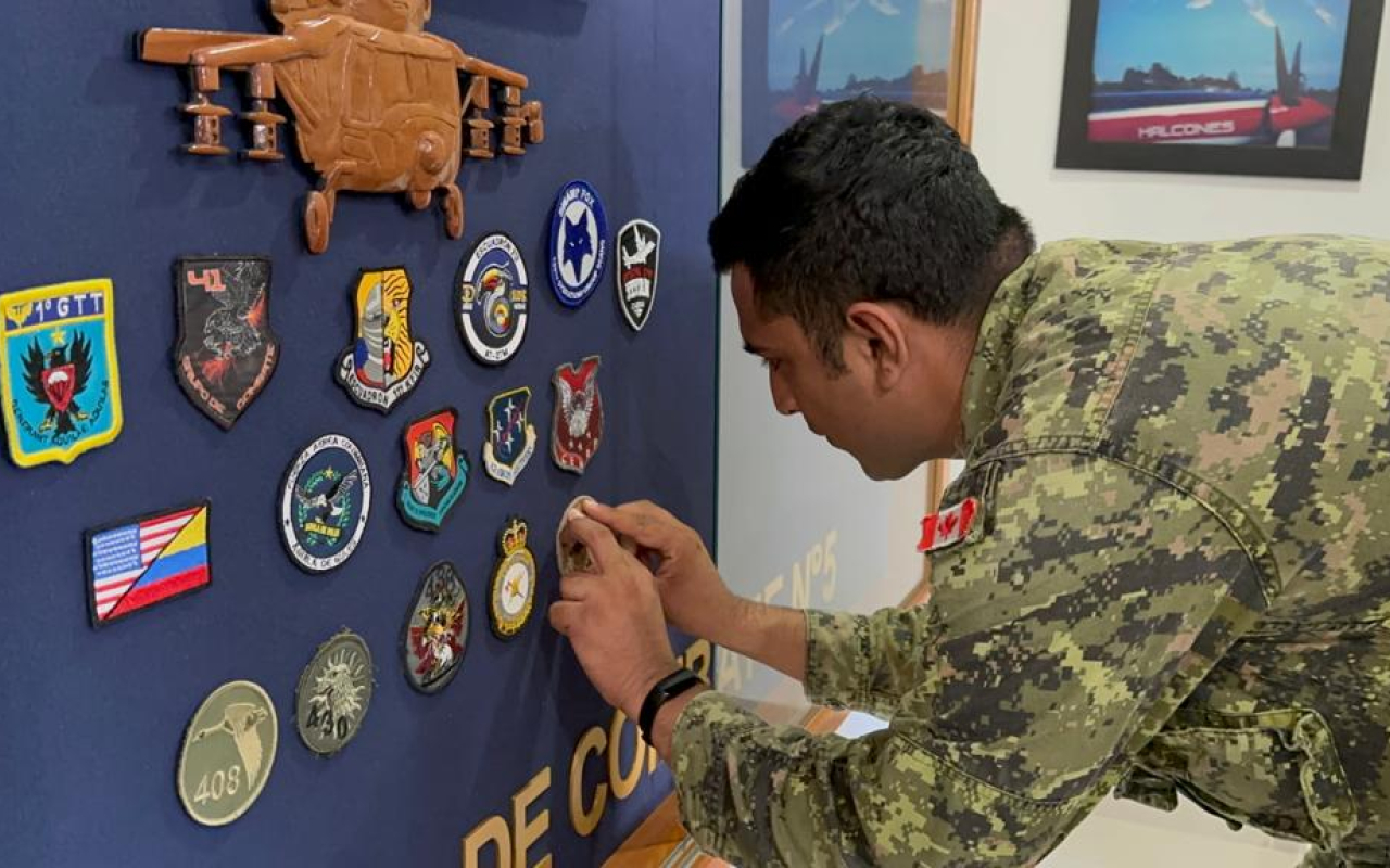 Militares de la Fuerza Real Canadiense conocen las capacidades distintivas del Comando Aéreo de Combate Nº5