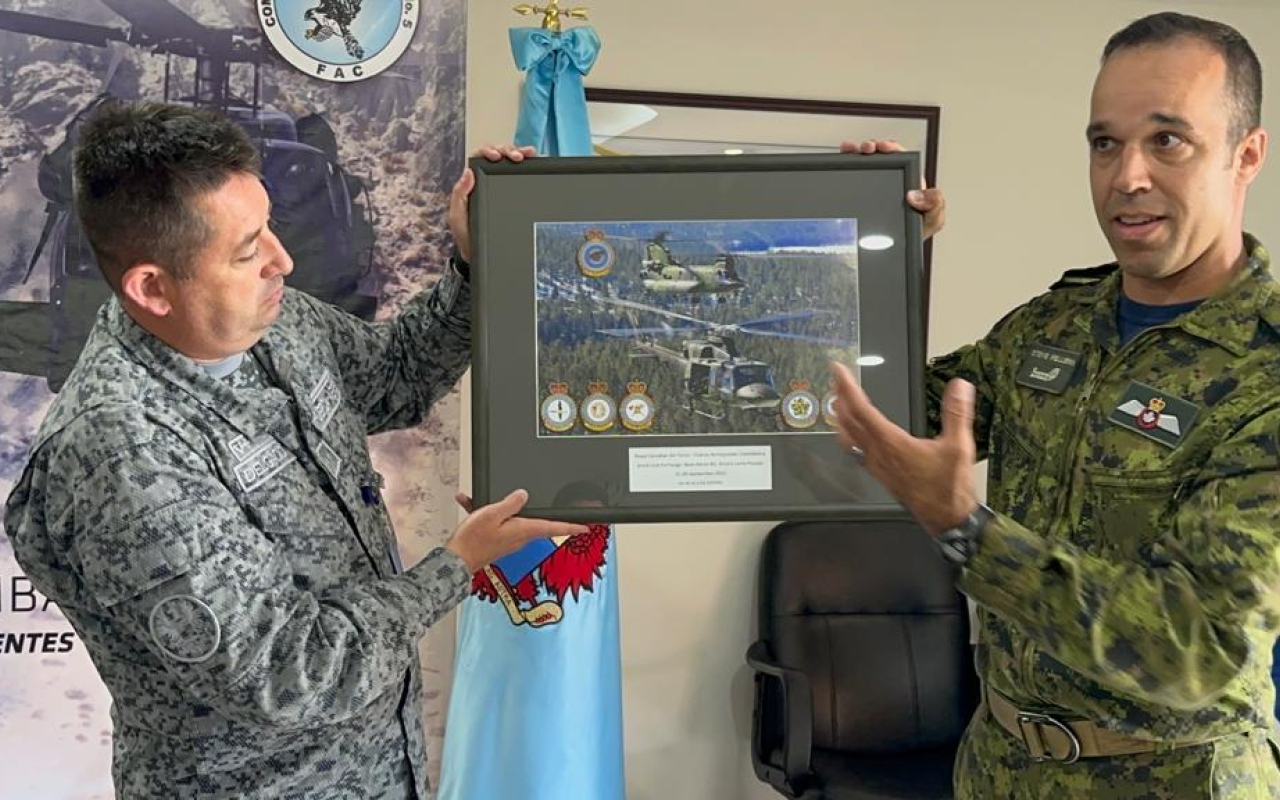 Militares de la Fuerza Real Canadiense conocen las capacidades distintivas del Comando Aéreo de Combate Nº5
