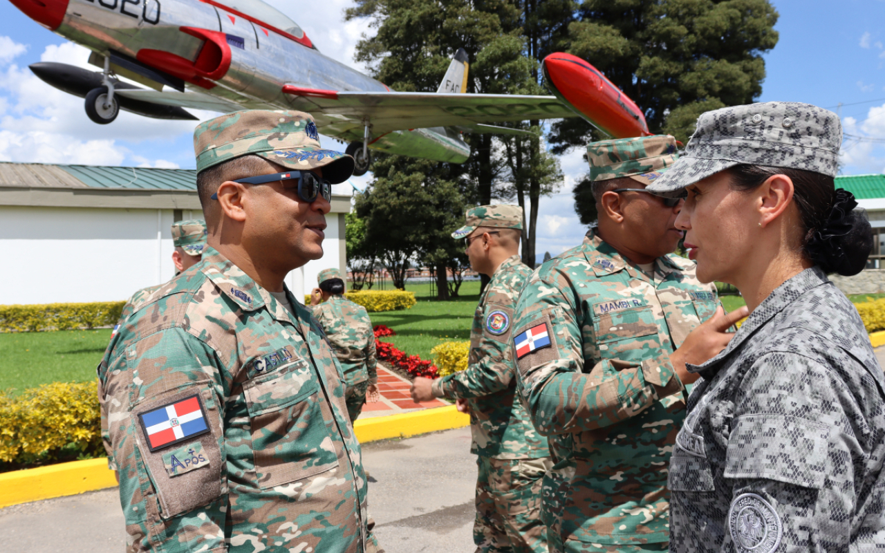 Delegación de Fuerza Aérea de República Dominicana visita al Comando Aéreo de Mantenimiento