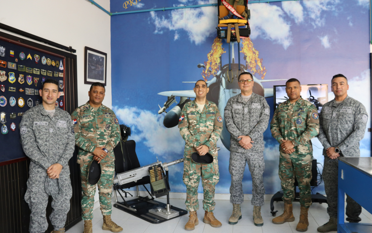 Delegación de Fuerza Aérea de República Dominicana visita al Comando Aéreo de Mantenimiento